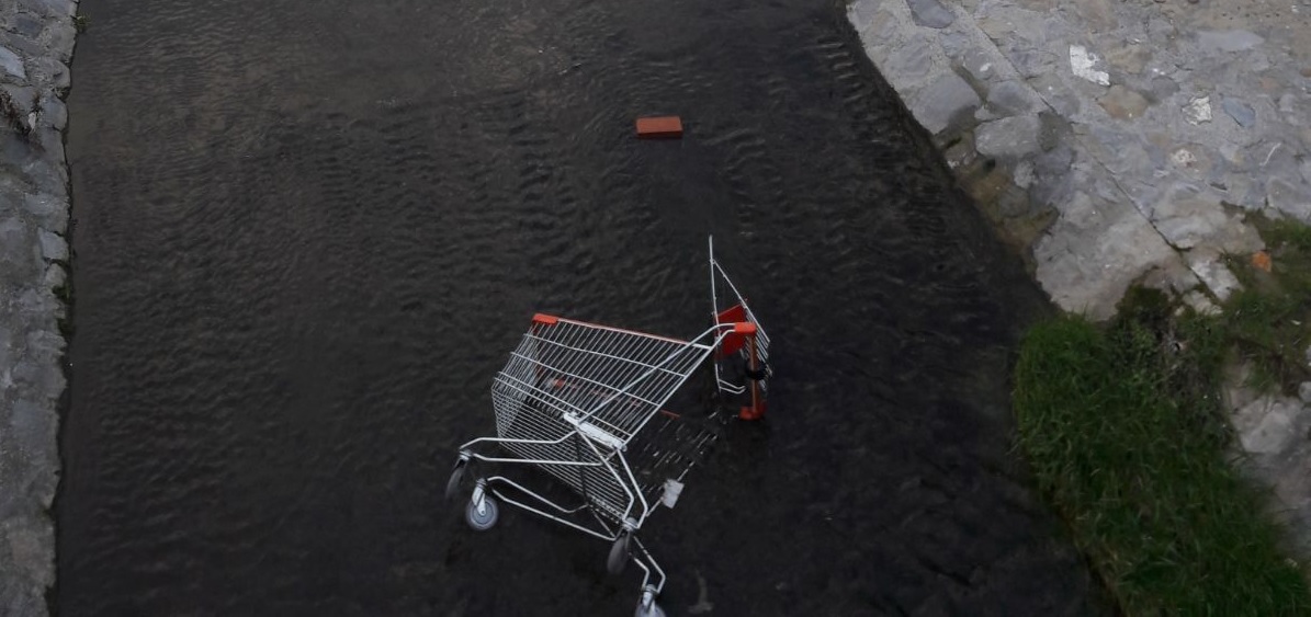 Alla foce del torrente… un carrello della spesa!