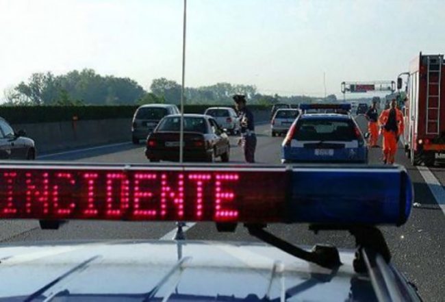 Incidente in autostrada. Un ferito tra le lamiere