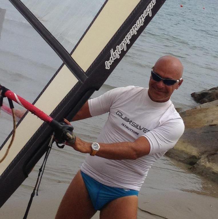Morto surfista Del Gaudio: nel 1983 la traversata da record fino in Corsica in windsurf