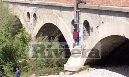 Il sindaco ordina lo sgombero dei migranti dalle feritoie del ponte della Ferrovia