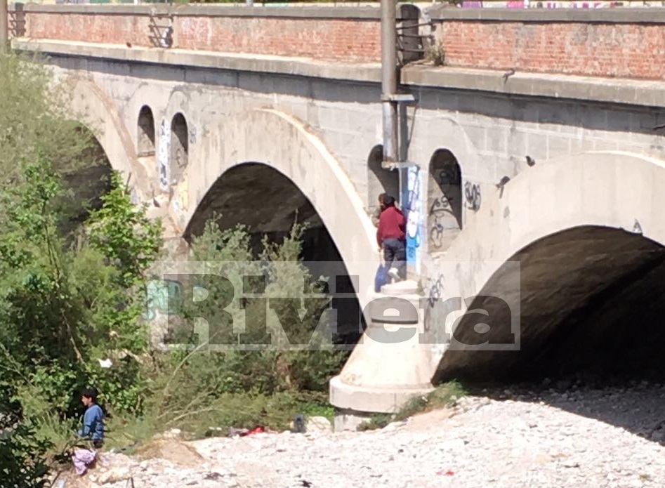 Il sindaco ordina lo sgombero dei migranti dalle feritoie del ponte della Ferrovia