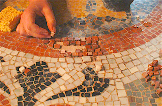 Riciclare per costruire: il laboratorio di mosaico a Imperia