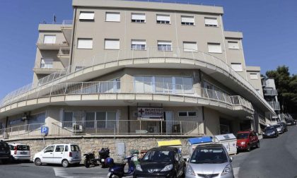 Ospedale di Imperia al collasso, denuncia dei sindacati: "Grave carenza posti letto, pazienti su barelle"