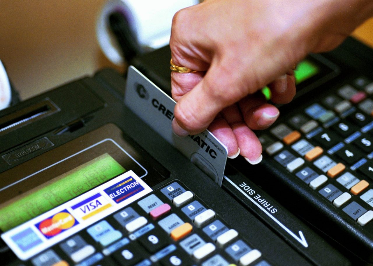 Addio contante : sempre più bancomat e carte di credito per le spese