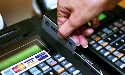 Addio contante : sempre più bancomat e carte di credito per le spese