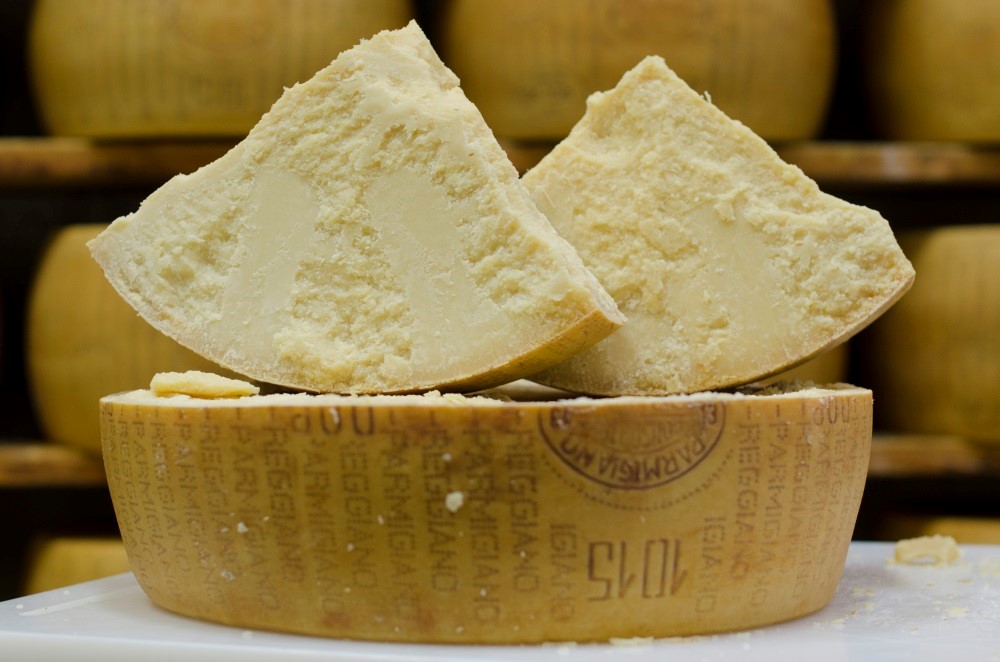 Rubano 68 confezioni di parmigiano in un supermercato