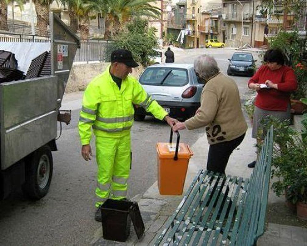 Rifiuti, salta il punto raccolta in piazza Borea d’Olmo per il Festival
