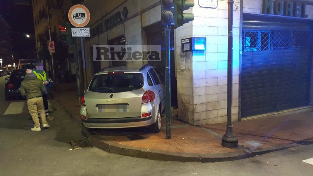 Si schianta con l’auto contro la farmacia due feriti non gravi a Ventimiglia