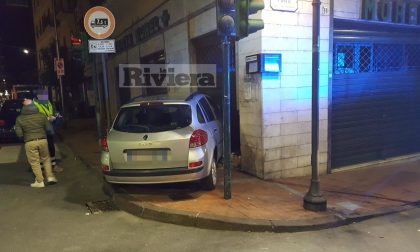 Si schianta con l'auto contro la farmacia due feriti non gravi a Ventimiglia
