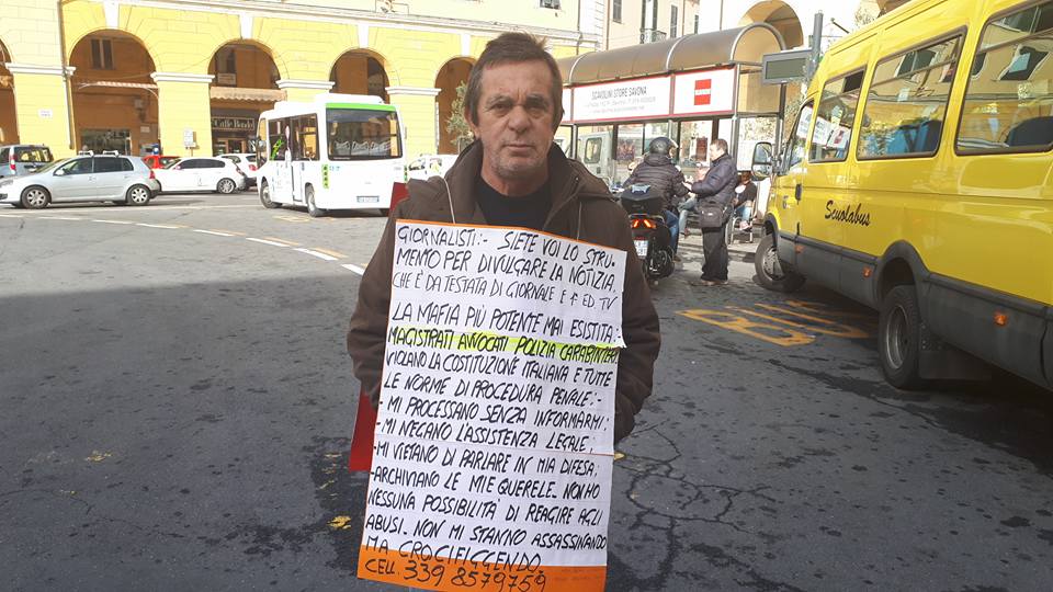 Ex carabiniere protesta in piazza Dante.Ecco cos’è successo