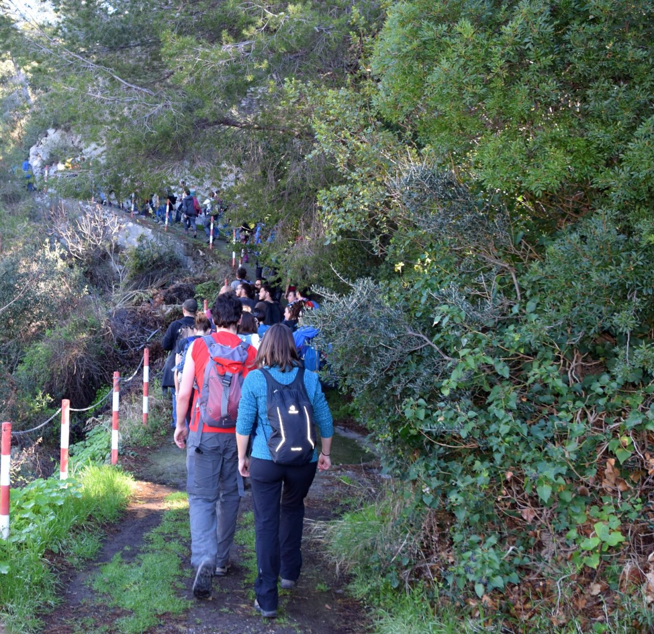 Passeggiata solidale di oltre 150 no border sulle tracce dei migranti, verso il “Passo della morte”