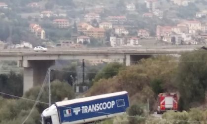 Un tir intrappolato all'uscita dell'autostrada a Bordighera: 3 ore per rimetterlo in carreggiata