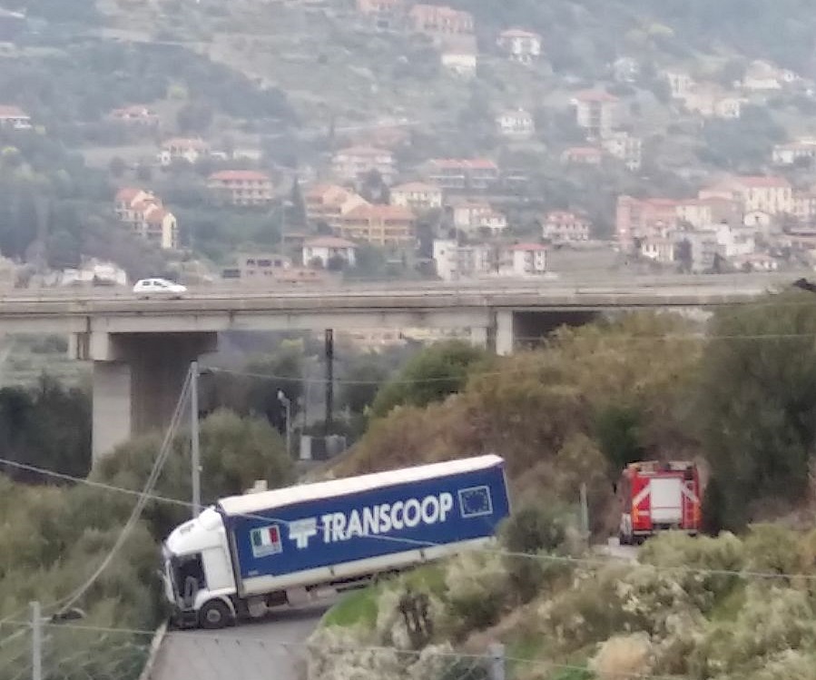 Un tir intrappolato all’uscita dell’autostrada a Bordighera: 3 ore per rimetterlo in carreggiata