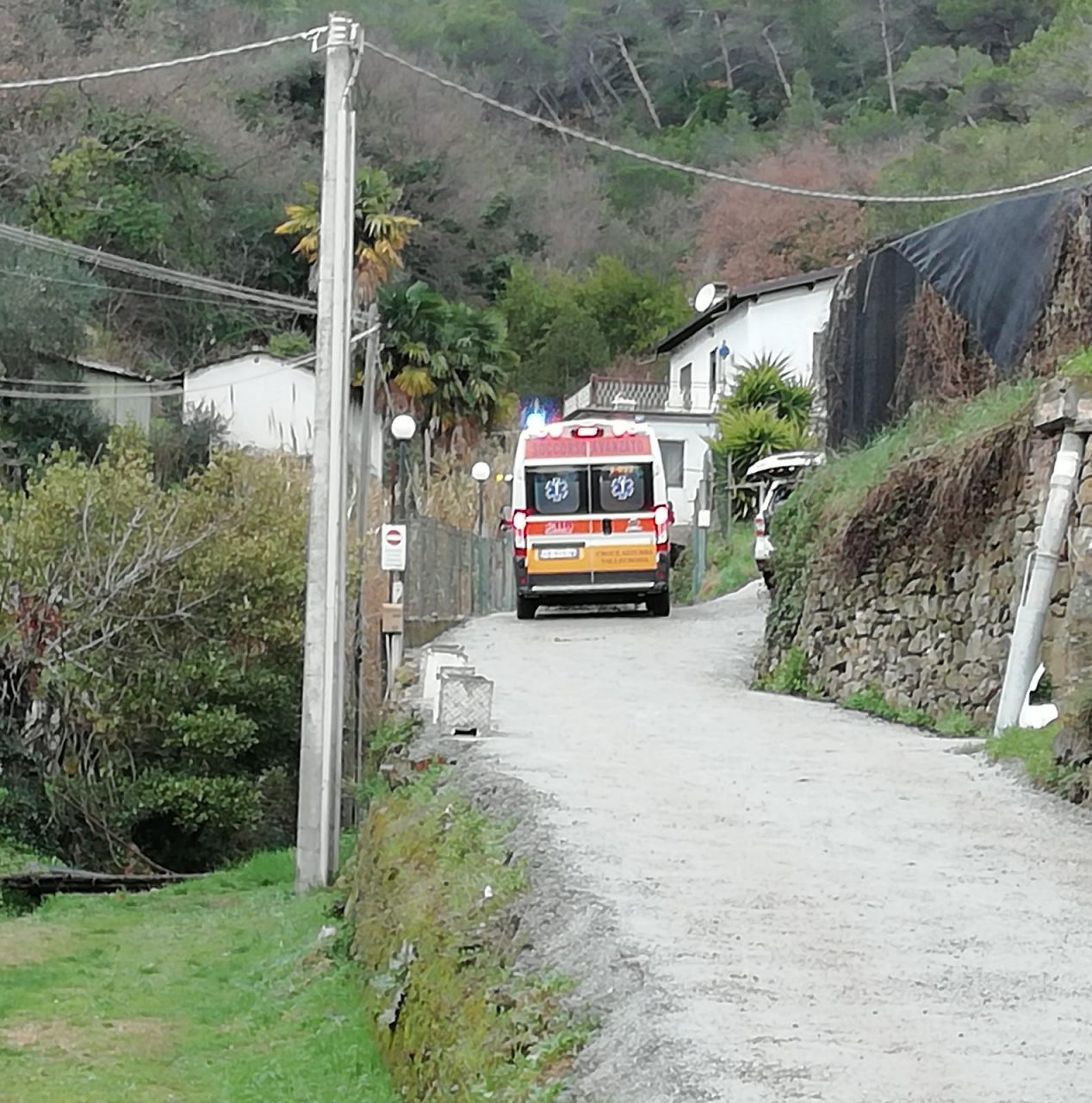 Precipita nel canalone nel tentativo di salvare la figlia di 5 anni che stava cadendo