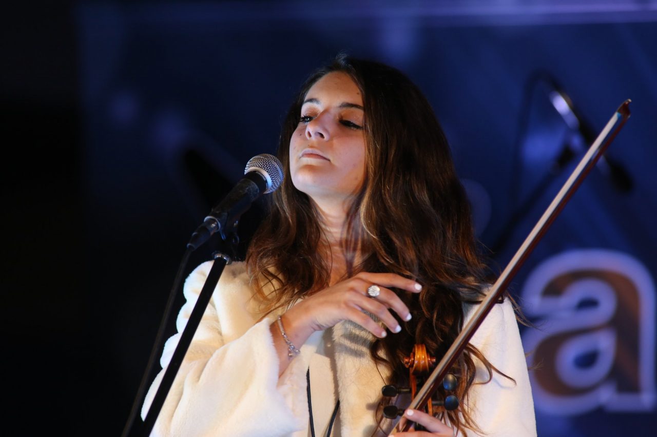 Erika Piras, la cantante con il violino, si esibisce a Sanremo