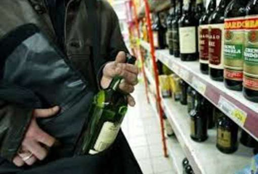 Ladro di liquori nella rete della Polizia