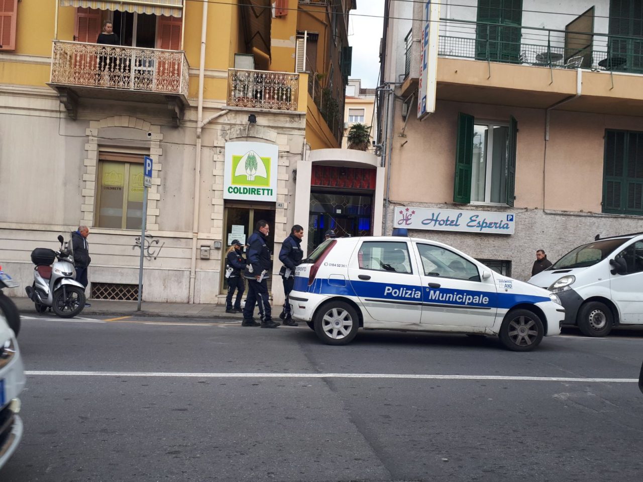 Botte tra fidanzati questa mattina in strada a Sanremo