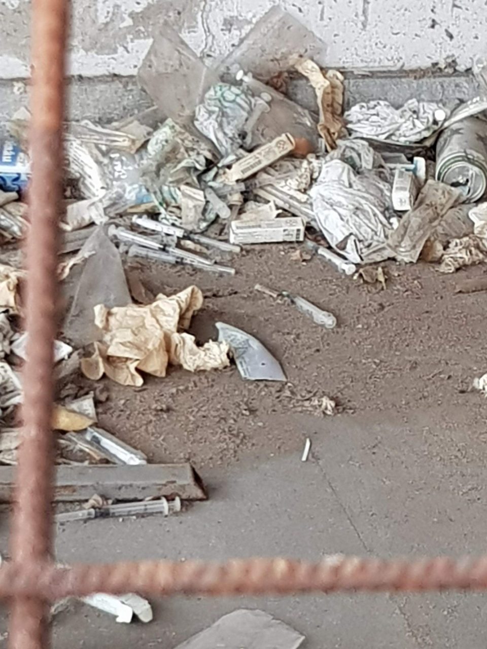 Siringhe sporcizia e degrado a pochi metri dal mercato