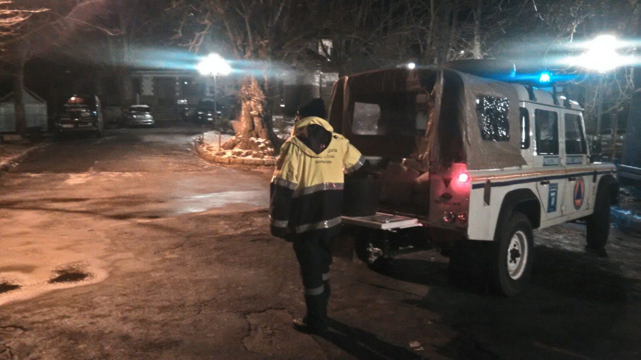 Mezzi spargisale della Protezione Civile in azione per il gelo a Sanremo