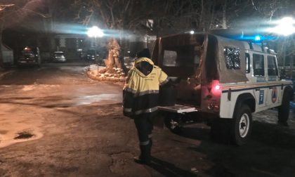 Mezzi spargisale della Protezione Civile in azione per il gelo a Sanremo