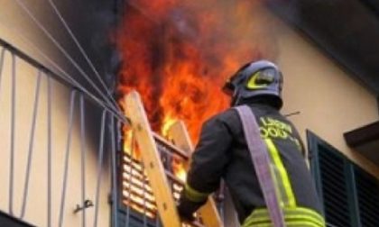 Brucia il tetto di una casa a Perinaldo, vigili del fuoco in azione