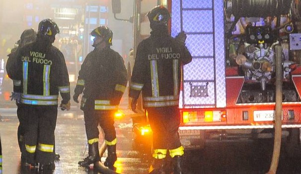 Presidiato dai vigili del fuoco il rogo di Airole, incendio sul Capo Berta. Video