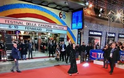 Laura Pausini al Festival di Sanremo: canta in mezzo al pubblico