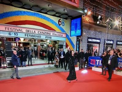 Laura Pausini al Festival di Sanremo: canta in mezzo al pubblico