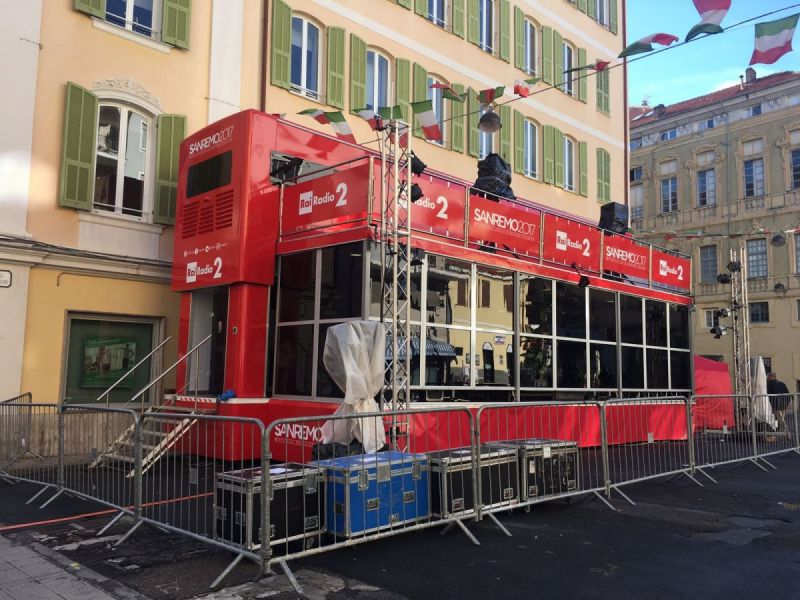 Tre operai di Pomigliano tentano di interrompere le trasmissioni di Radio 2 a Sanremo