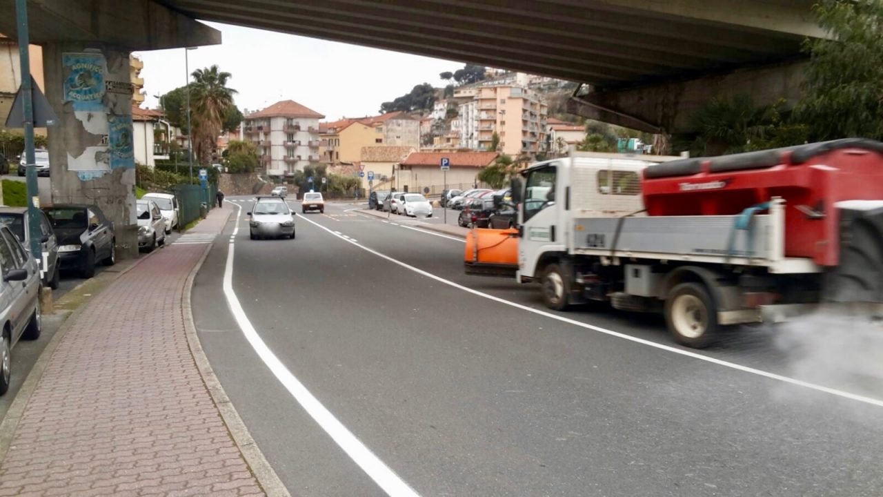 A Baragallo si inizia a spargere il sale per la tempesta di questa notte
