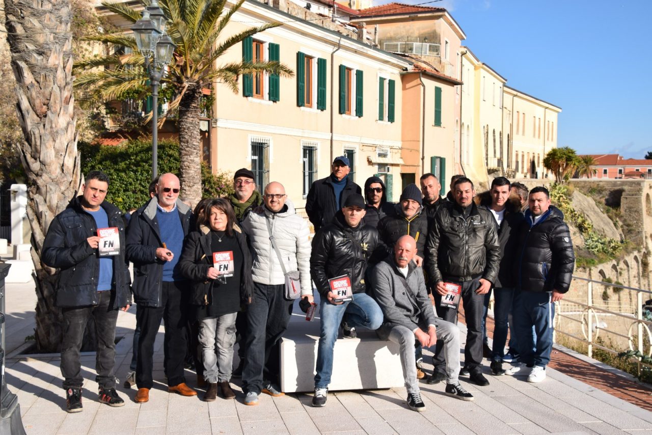 Forza Nuova manifesta per la scuola Cavour, ma i genitori disertano