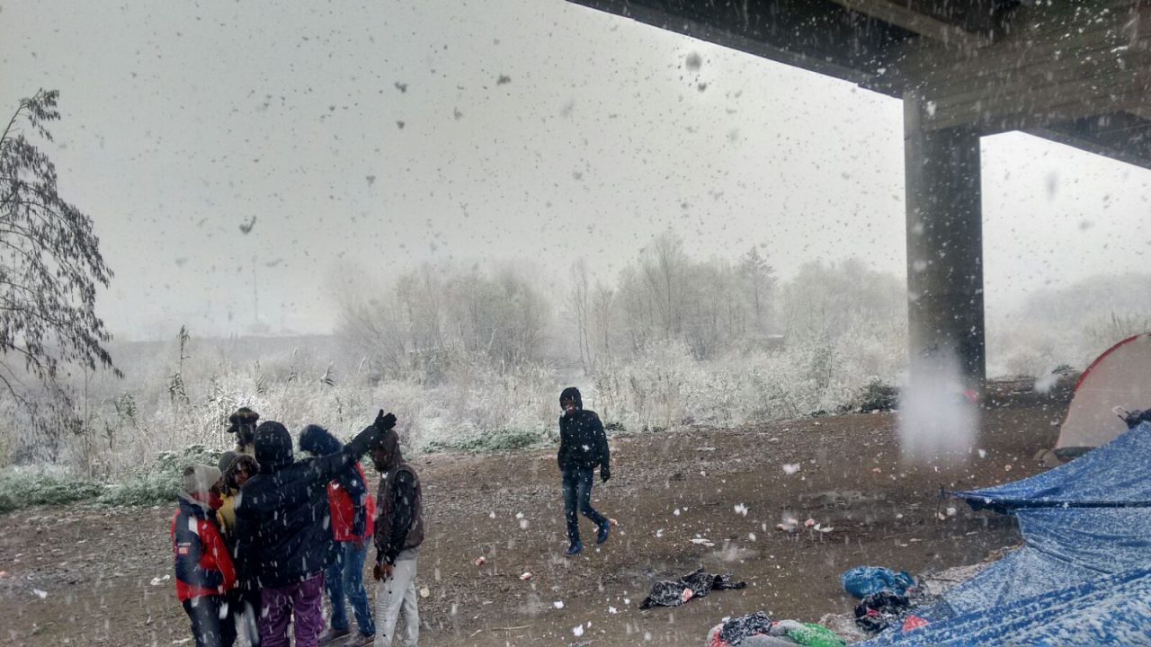 Ventimiglia sotto la neve: migranti evacuati dal greto del fiume Roja , ci sono anche bambini