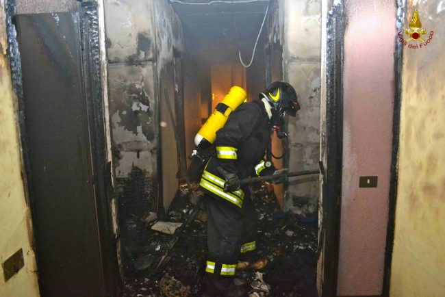 Incendio in via Margotti a Sanremo: bilancio è di 10 intossicati, uno è grave
