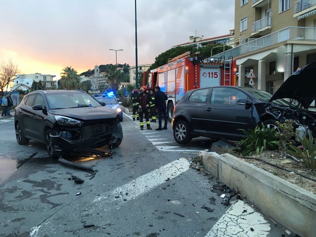 Scontro tra due automobili: in codice giallo i conducenti