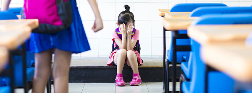 Bimba costretta a cambiare scuola a causa di compagne e maestra