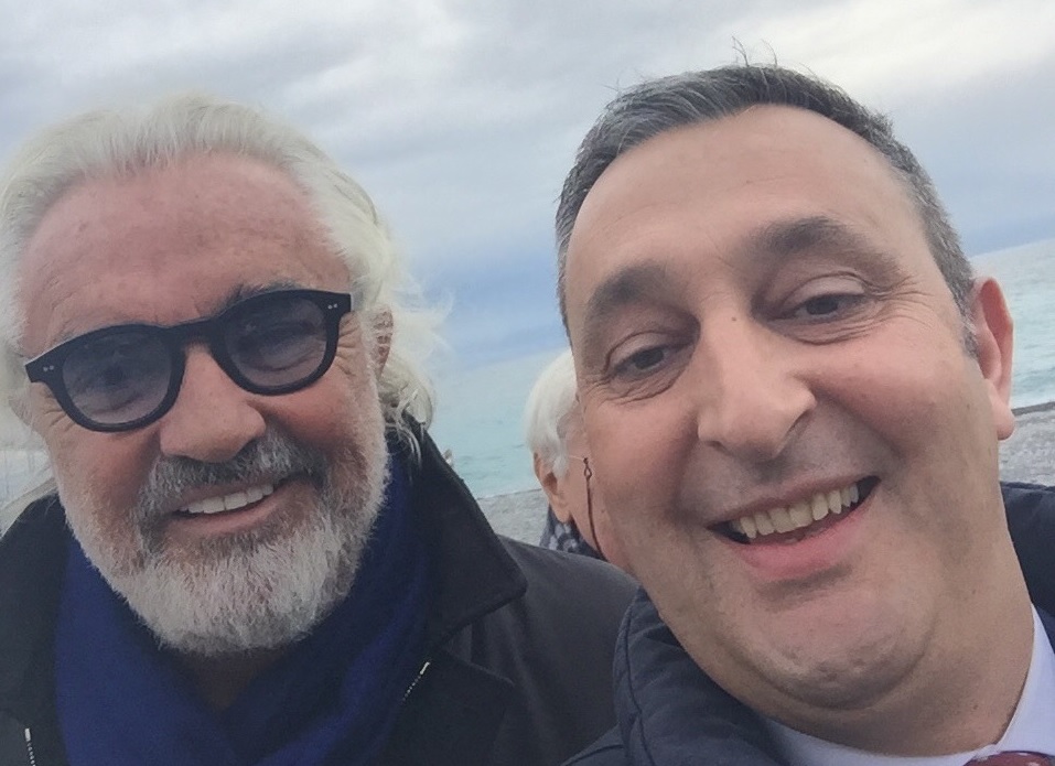 Il selfie di Flavio Briatore e  Massimiliano Iacobucci all’inaugurazione dell’Angst