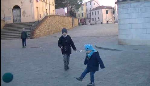 Torna virale il video del bimbo con la palla nello splendido Parasio