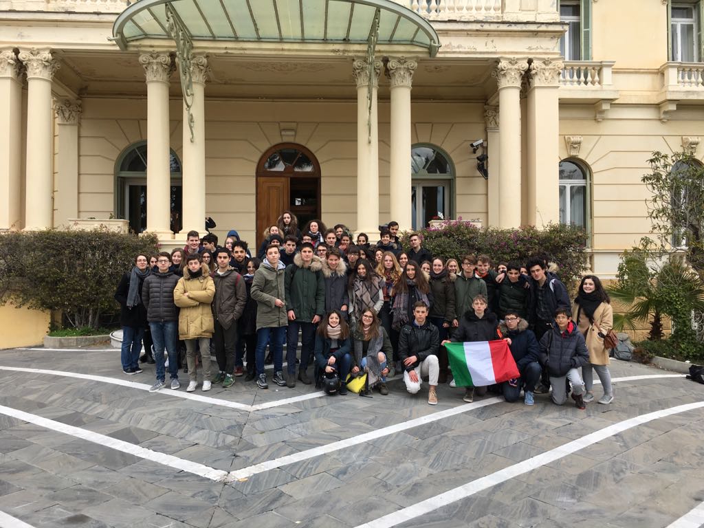 Protesta degli studenti del Vieusseux davanti alla Provincia: “Da mesi siamo al freddo e al buio”