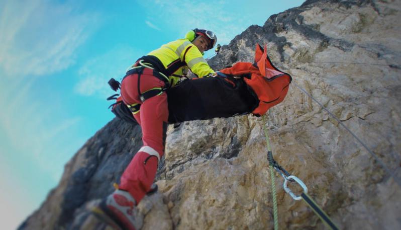Mobilitazione di soccorsi per un migrante ferito su una falesia