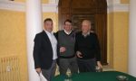 Il sindaco Alberto Biancheri alza la coppa al Trofeo "Golf&Go"