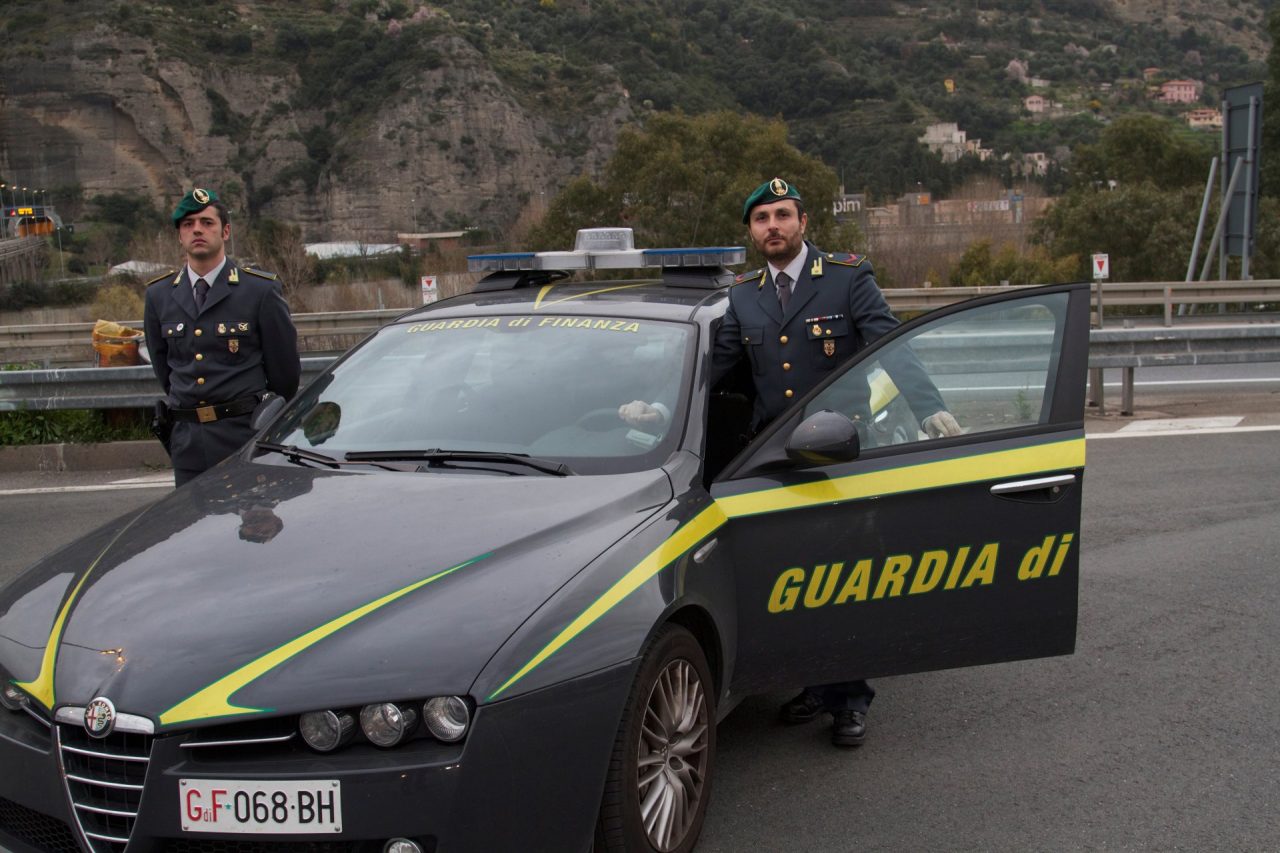 Finanza libera 8 migranti stipati nel tir, uno è ricercato per evasione