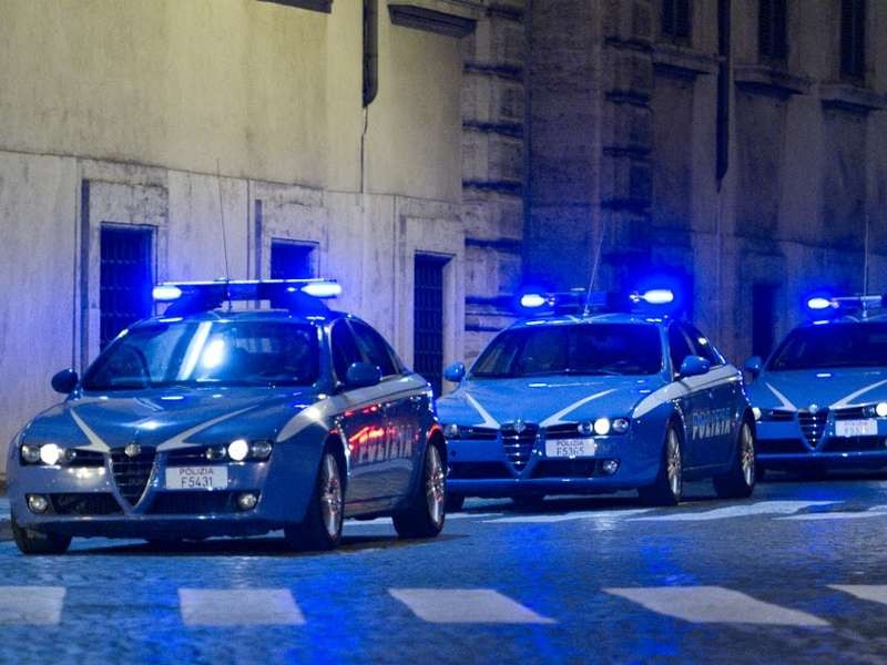 Strappa a morsi parte di un dito alla compagna e picchia gli agenti. Arrestato