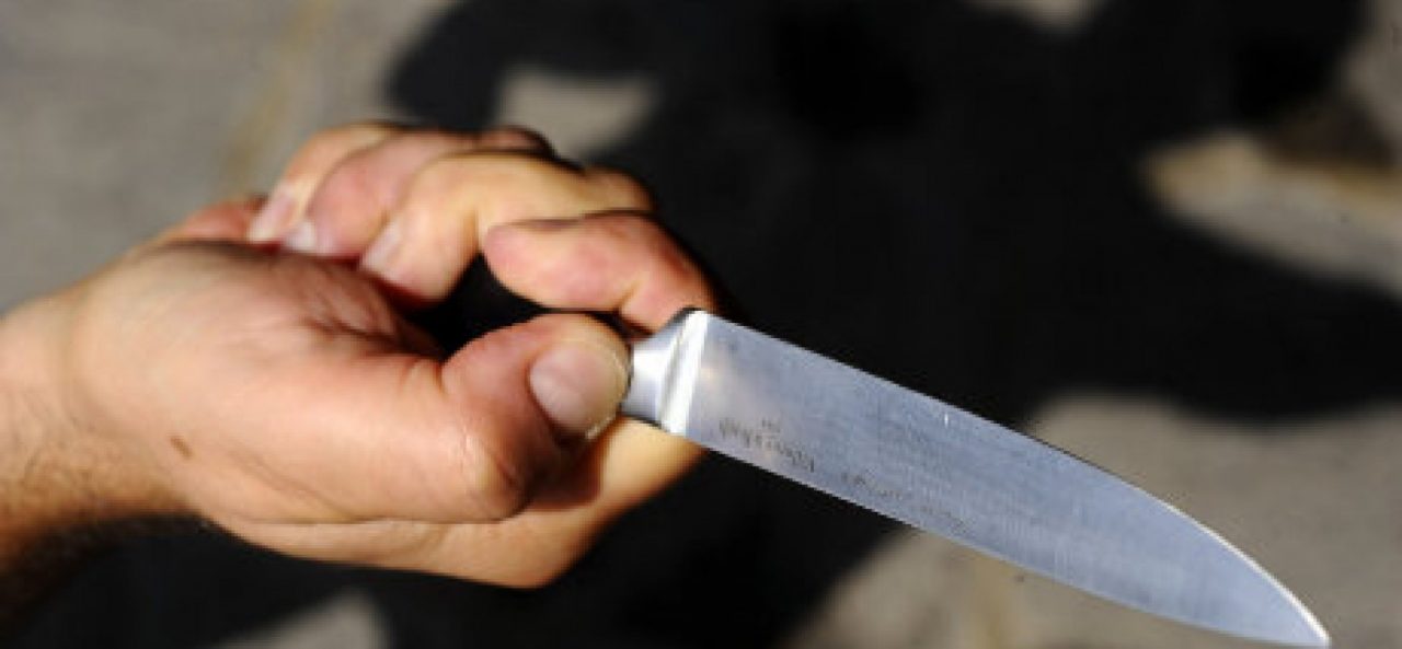 Trentenne si accoltella all’addome, si medica e poi chiama i soccorsi