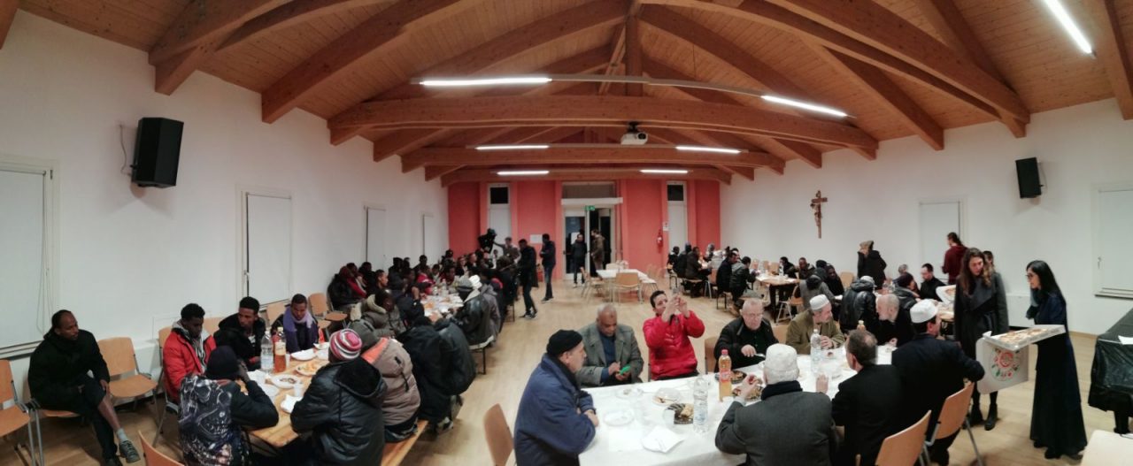 Cattolici e musulmani a tavola per una cena interreligiosa. Foto