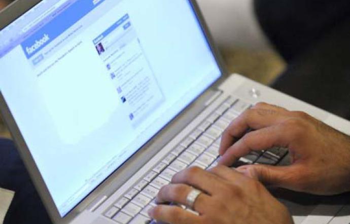 Estorsione da 2.800 euro, dopo il video hard su Messenger. Lui: “Fai pure, è tutta pubblicità”