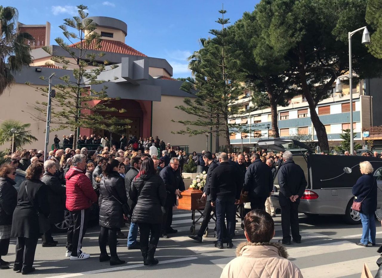 In centinaia alla chiesa di San Nicola per salutare la 44enne Fabiola Brancato