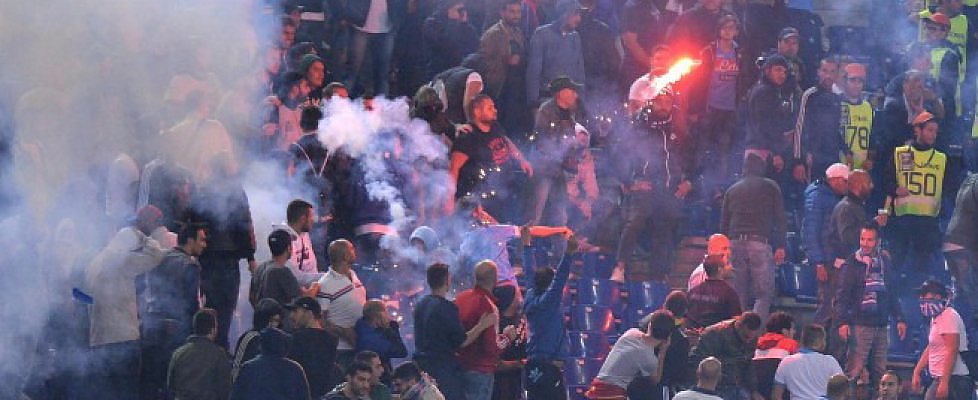 Tifoso dell’Imperia lancia fumogeno in tribuna, denunciato dalla Polizia