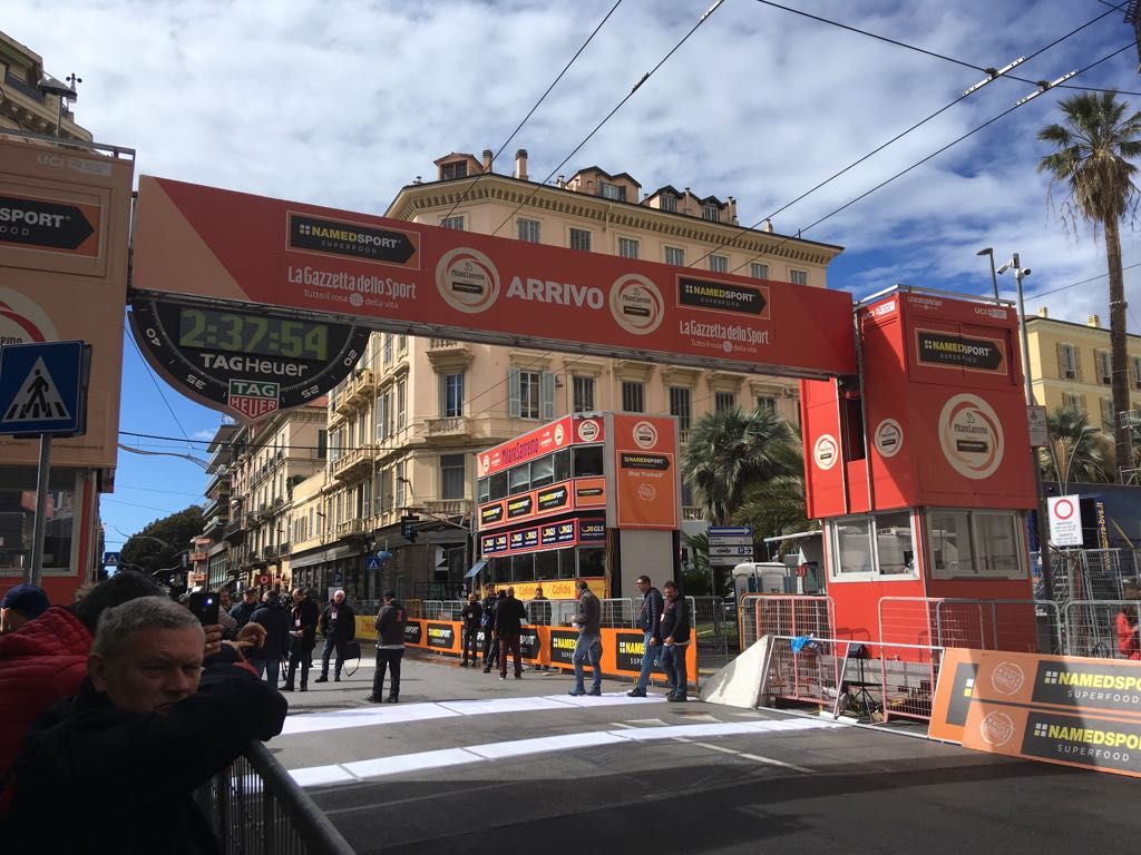 Tutto pronto per l’arrivo della Milano Sanremo su via Roma fa capolino anche il sole