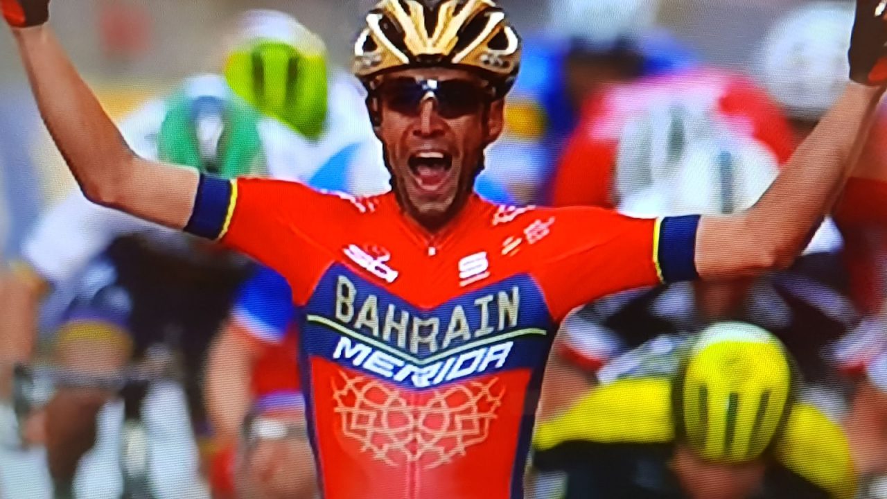 Vincenzo Nibali arriva da solo al traguardo Vittoria leggendaria