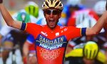 Vincenzo Nibali arriva da solo al traguardo Vittoria leggendaria